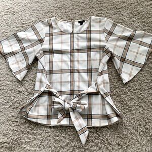 Cute spring plaid shirt for work.